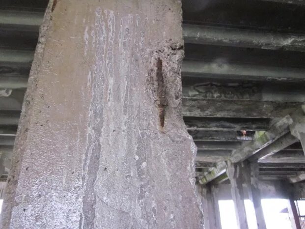 разрушение бетонных конструкций. дефекты кирпичного здания и сооружения. разрушенное кирпичное здание. недостатки железобетонных конструкций. дефекты стен здания.