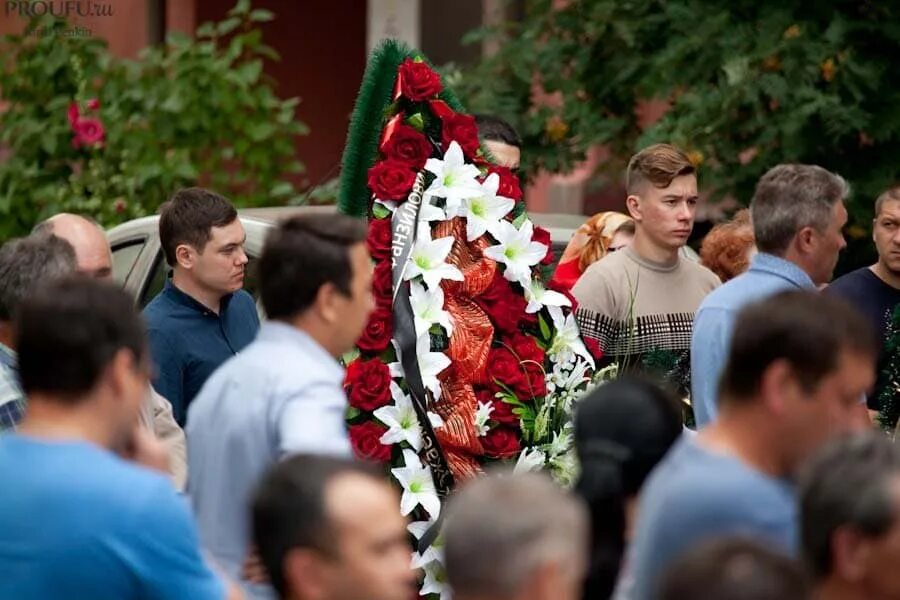 В уфе похоронили. Похороны Сабирова Марата. Похороны погибшего автокатастрофе.