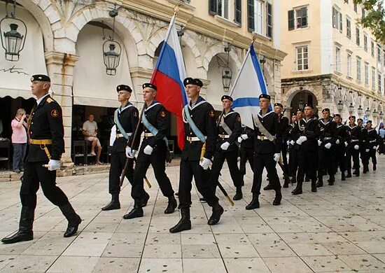 Морская пехота в греции парад. Морская пехота в греции парад. Парад моряков в греции. Морпехи в греции. Кирилл федюкович на параде в греции.