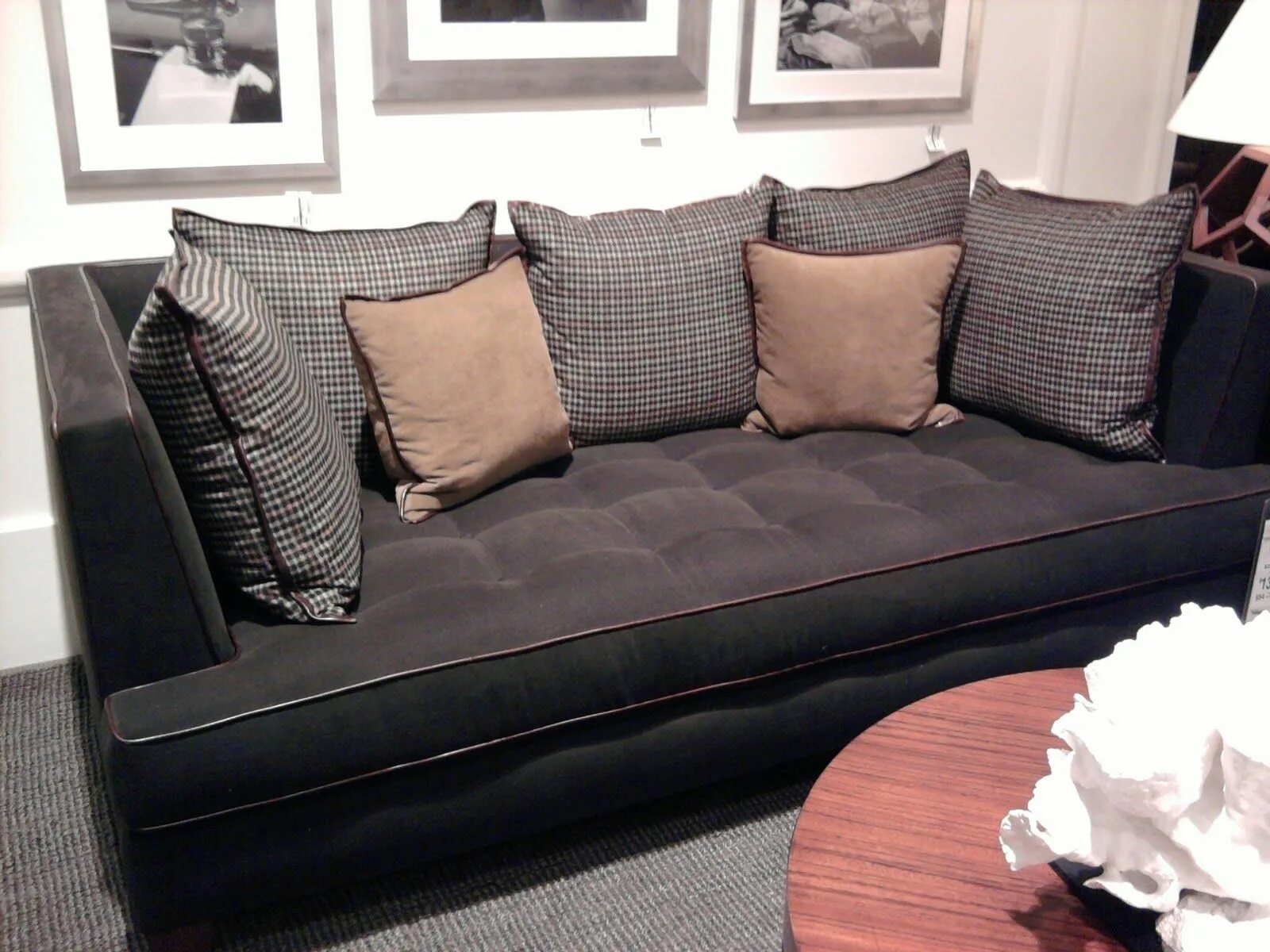 Фото дивана с подушками. Диван с мягкими подушками. Широкий диван с подушками. Подушка для дивана. Современные подушки для дивана.