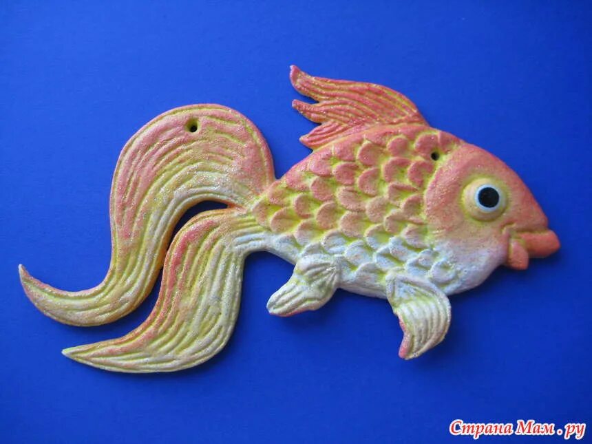 Рыбка из соленого теста. Рыбка из теста. Золотая рыбка соленого теста. Фигурки рыбок из соленого теста.