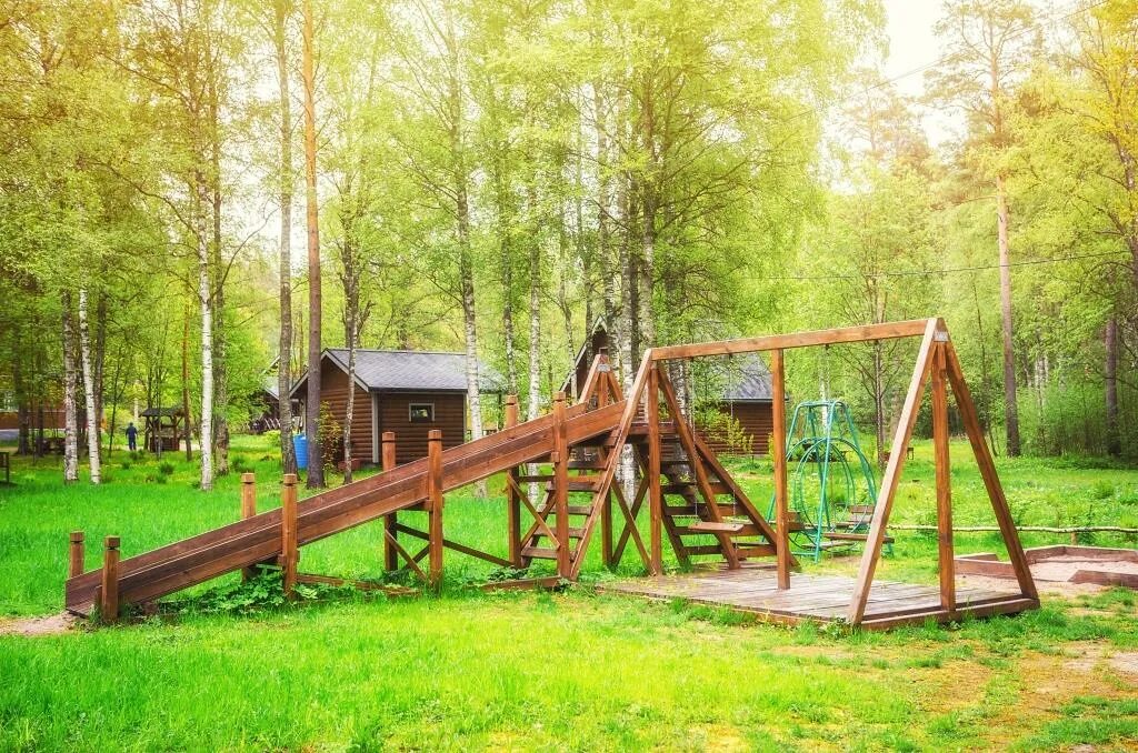 Турбаза с детской площадкой. Детская площадка на базе отдыха. Детская площадка на турбазе. Детские площадки на турбазах. Базы отдыха с развлечениями