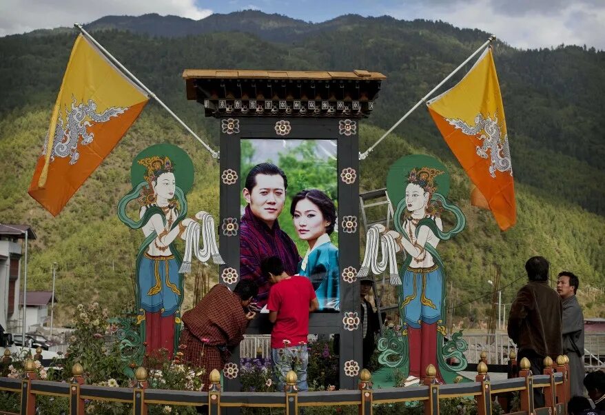 Бутан может вступать. Бутан Король бутана. Свадьба короля бутана. Королевская армия бутана. Бутанская армия.
