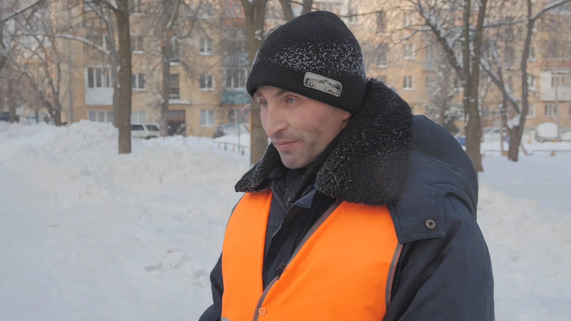 The famous Ufa janitor Jura Vetlugin came to the city of Petrovskoye to help wit