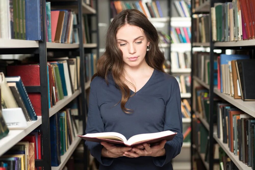 библиотека фон. White cube (london). человек читает на фоне стены. библиотека карла лагерфельда. стену их читала.