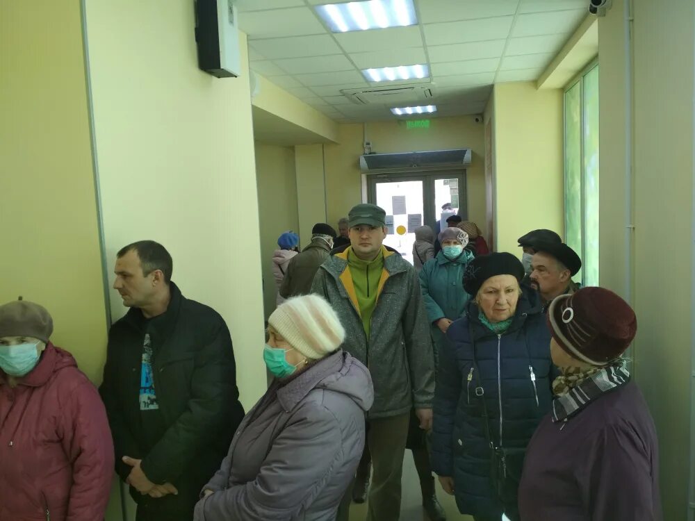 Гум москва прививки от ковида. Очередь в первую городскую. Очередь в первую городскую. Люди в очереди. Очередь в эрмитаж летом 2021.