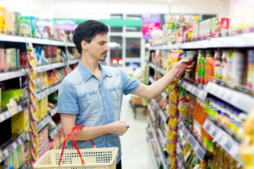 Купила парня в магазине. Мужчина в продуктовом магазине. мужчина в магазине. парень в продуктовом магазине. покупатель мужчина.