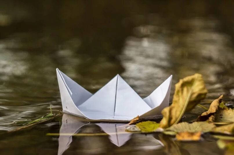 Весенние кораблики. Бумажный кораблик. Бумажный кораблик весна. Покажи бумажный кораблик. Покажи бумажный кораблик.