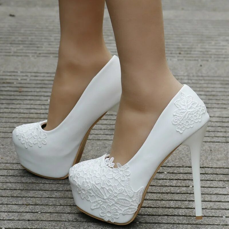 Белые туфли на высоком каблуке. Белые туфли на каблуке. Туфли свадебные женские. Туфли белые свадебные. Свадебные туфли.
