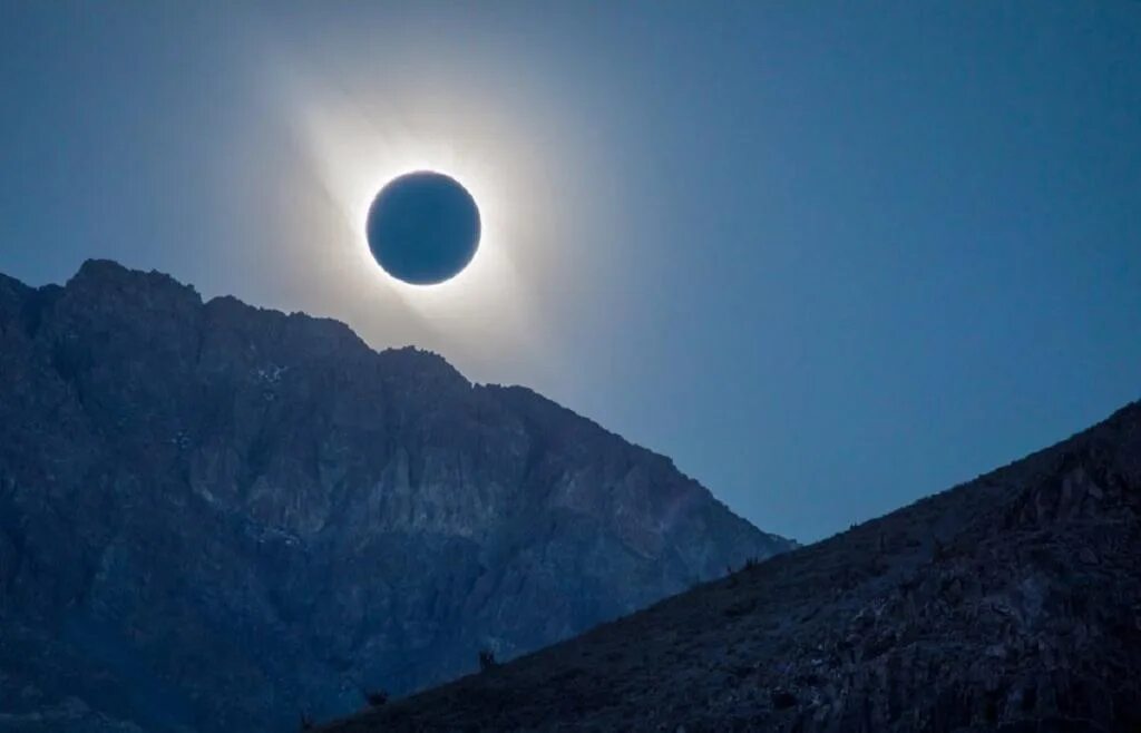 Светлый перед луны. Солнечное затмение затмение. Total Solar Eclipse. Полное солнечниезатмение. Солнечное затмение в горах.