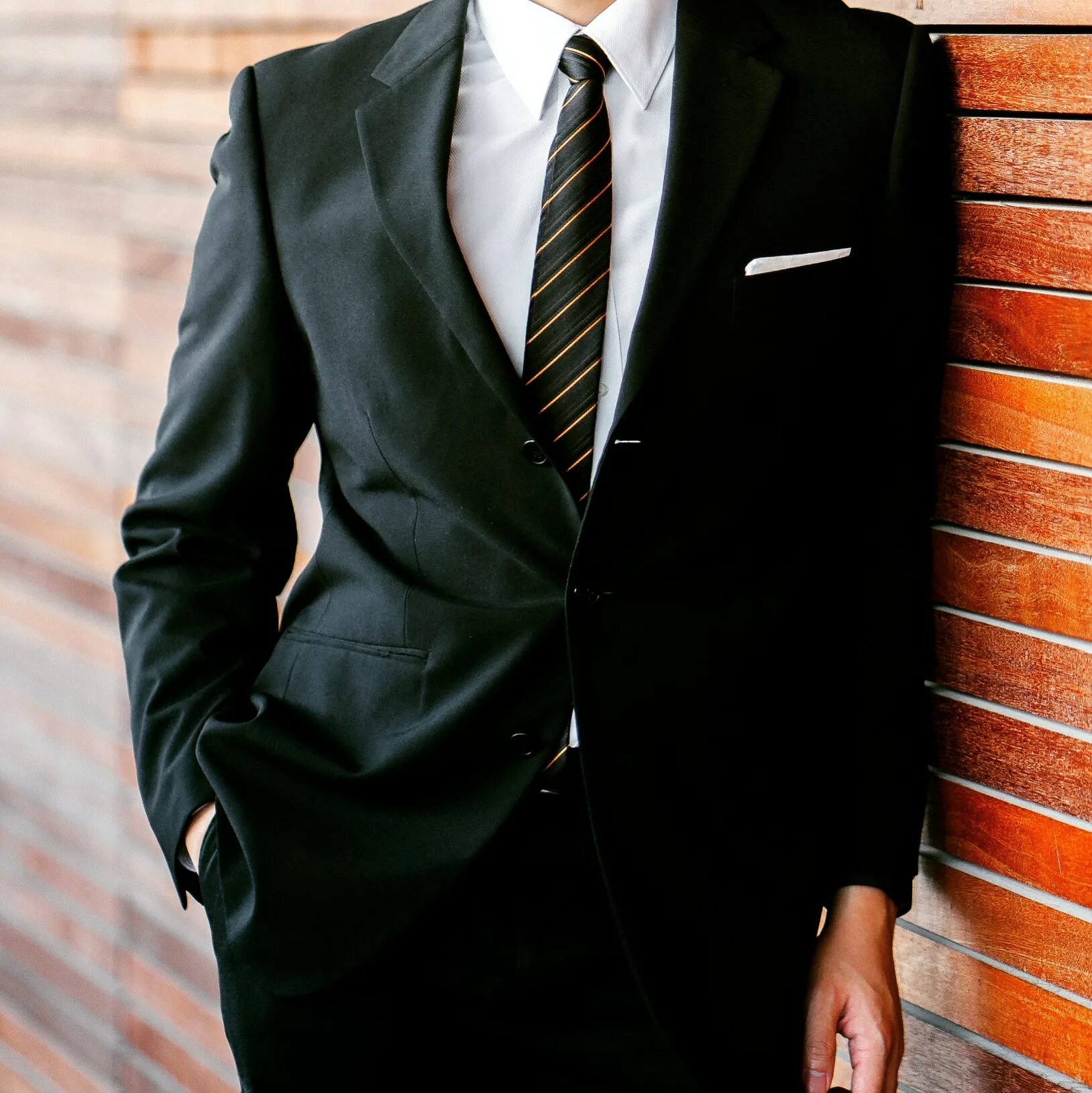 серый костюм. мужчина в костюме в полный рост. костюм тройка мужской. костюм бриони классика. костюм цвета парламент мужской.