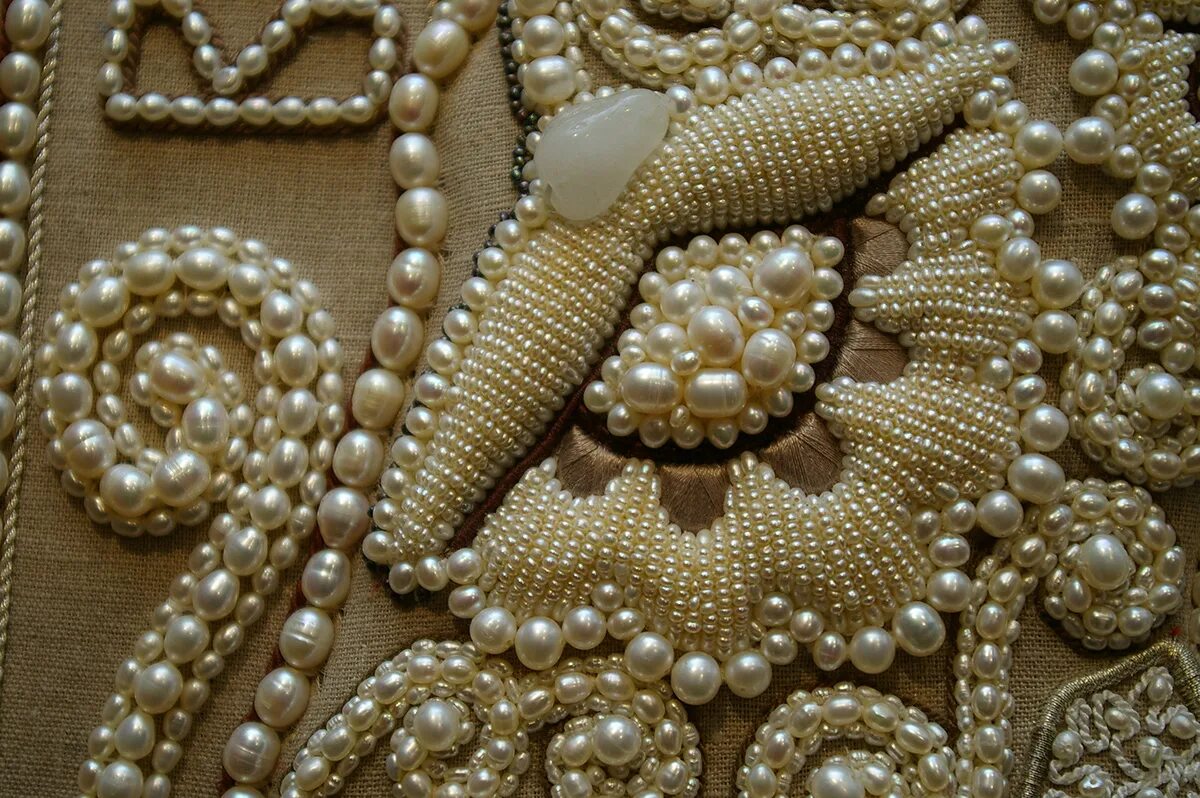 вышитые иконы убрус. стрекоза золотное шитье. изделия расшитые жемчугом. вышивка жемчугом и бисером. вышивка золотом и жемчугом.