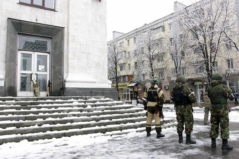 забаррикадировал. город луганск украина. луганск 2014 восточные квартала. луганск мирный квартал война. луганск камброд вид на город.