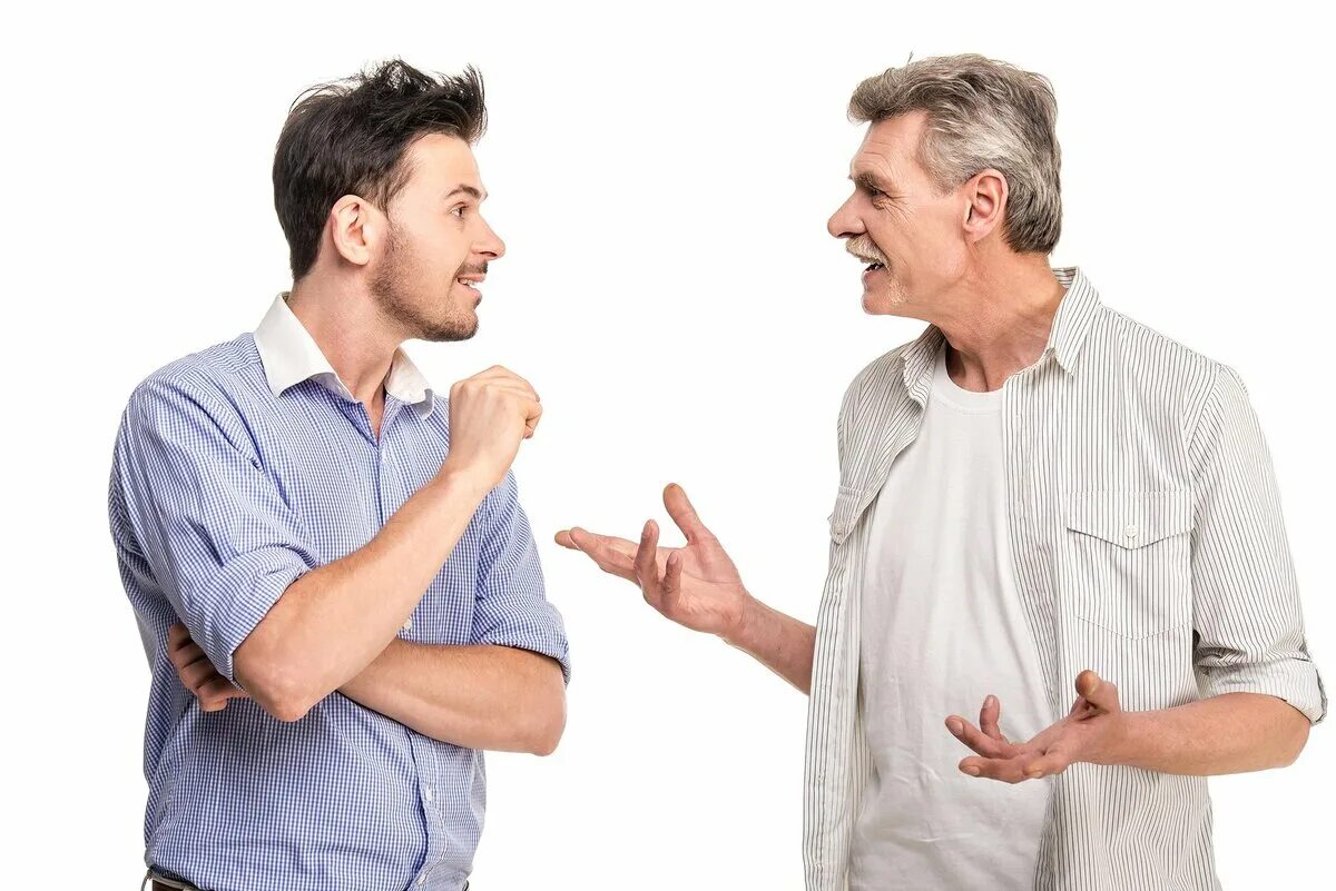 Активно жестикулирующий. Мужчины стоят и беседуют. Разговор двух взрослых людей. Человек рассказывает. Разговор людей на белом фоне.