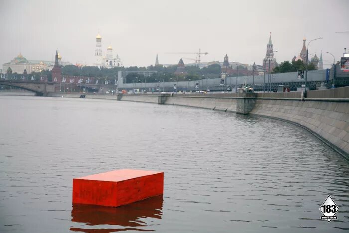 плывет кирпич. по реке плывет кирпич. глупые шутки и вопросы. анекдоты про умников. плывет кирпич.