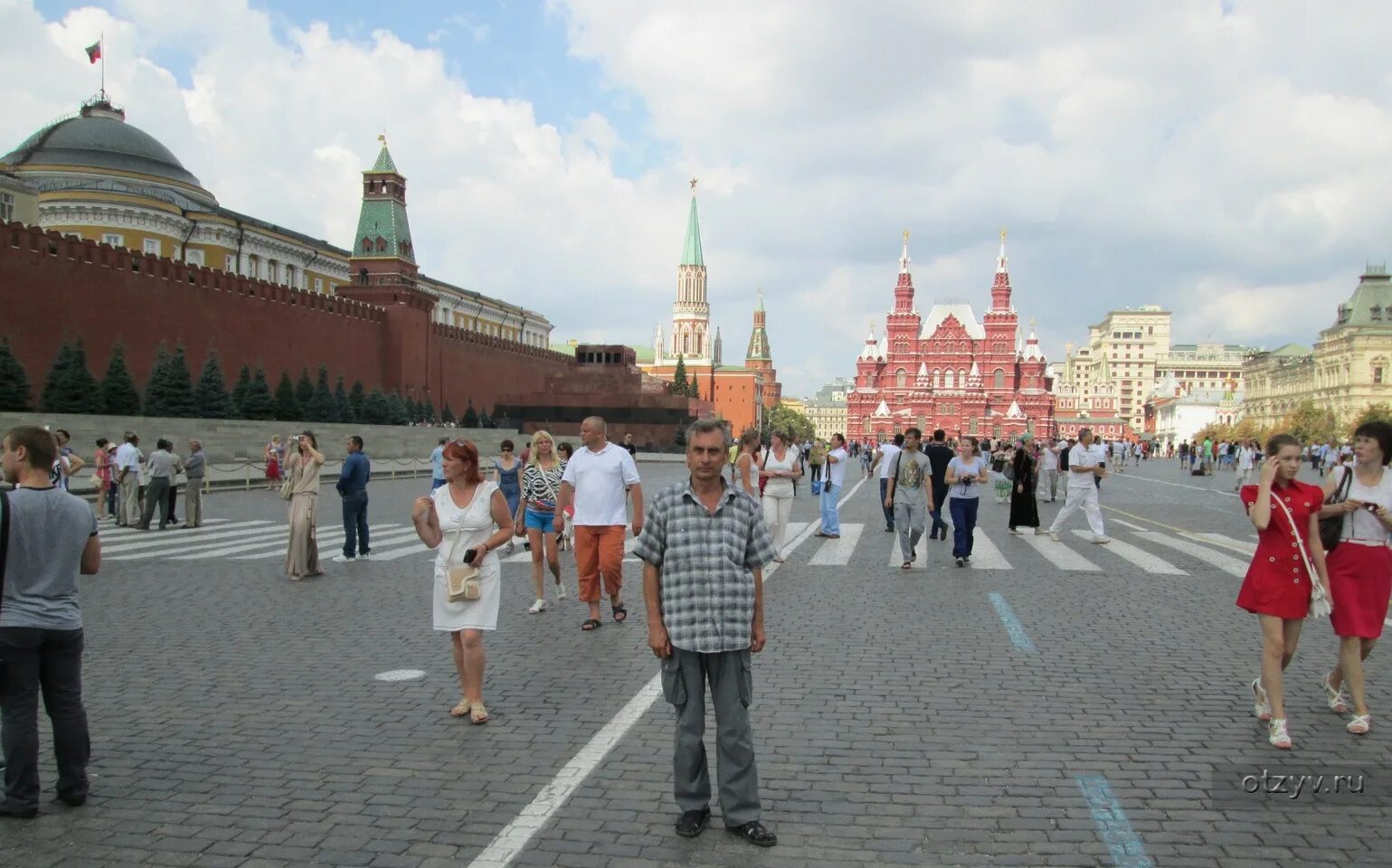 Площадь на человека в московской области. Люди на красной площади. Люди на красной площади летом. Москва красная площадь люди. Туристы на красной площади.