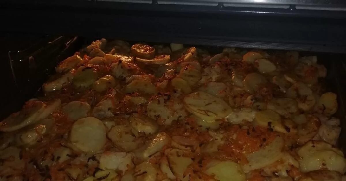 Свинина с картошкой в духовке. Свинина с картошкой в духовке на протвине. Картошечка с мясом в духовке. Картофель с мясом на протвине в духовке. Свинина с картошкой в духовке.