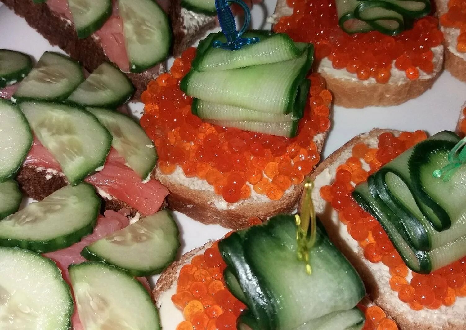 Новогодние бутерброды. Новогодние бутерброды. Бутерброды в виде елочки. Бутерброды к новому году 2023. Бутерброды на новогодний стол 2023.