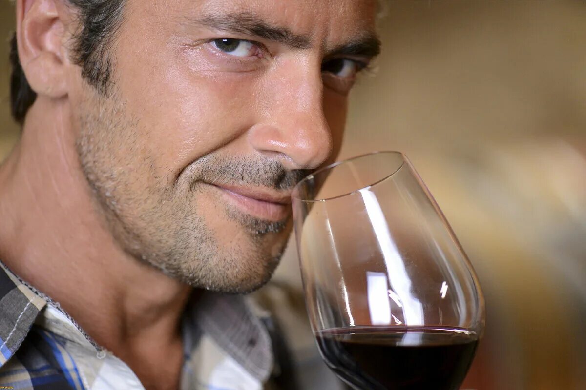 Пьют вино фото. Мужчина с бокалом. Мужчина с бокалом вина. Красивый мужчина с бокалом. Мужчины с Байкалом вина.
