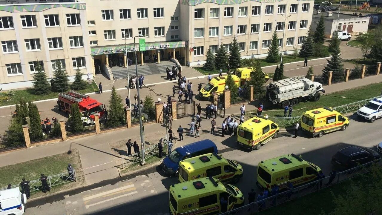 Фото школы казани стрельба. Расстрел в школе 2021 в казани. Казань стрельба в школе 11 05 2021. Казань школа 175 стрельба. Фото школы казани стрельба.