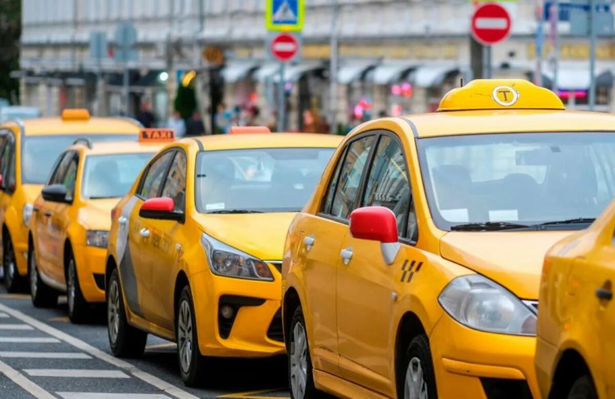 Всего 15 такси 6 желтых. Такси. Деятельность такси. Пассажир такси. Машины.