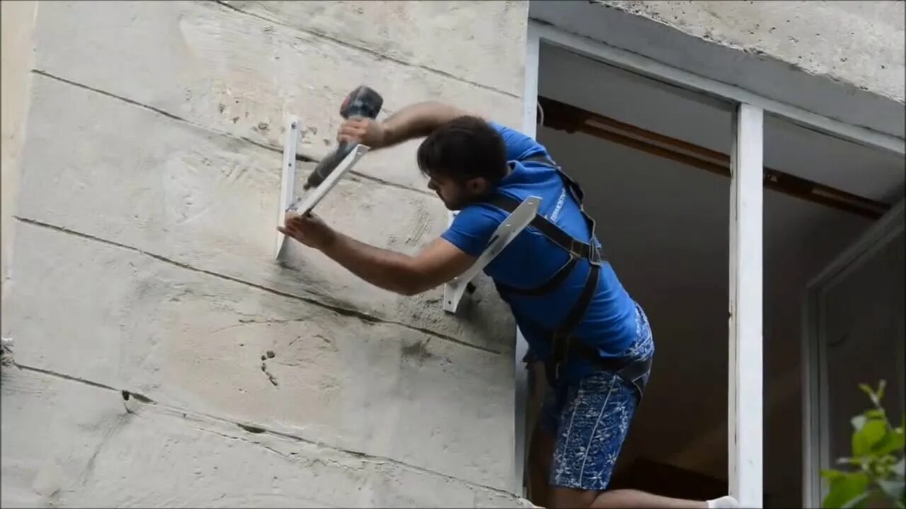 Установка сплит видео. Монтаж внутреннего блока кондиционера. кронштейн для крепления внутреннего блока кондиционера. установить сплит систему в пеноблок. монтаж кондиционеров внутренних блоков без дюбелей.