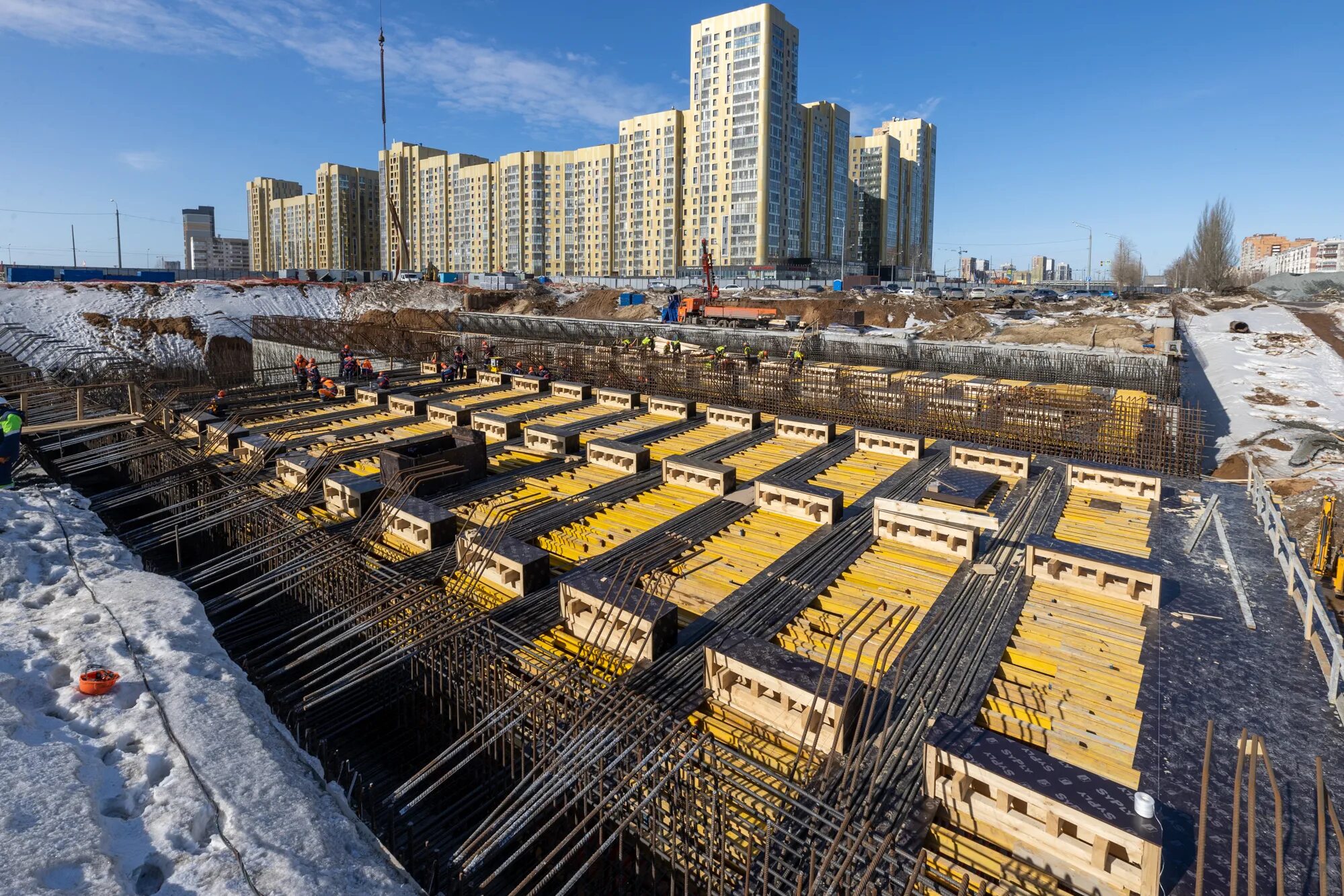 Казань стройка Адоратского. Вознесенский тракт Казань. Стройка. Весенний строительный участок.