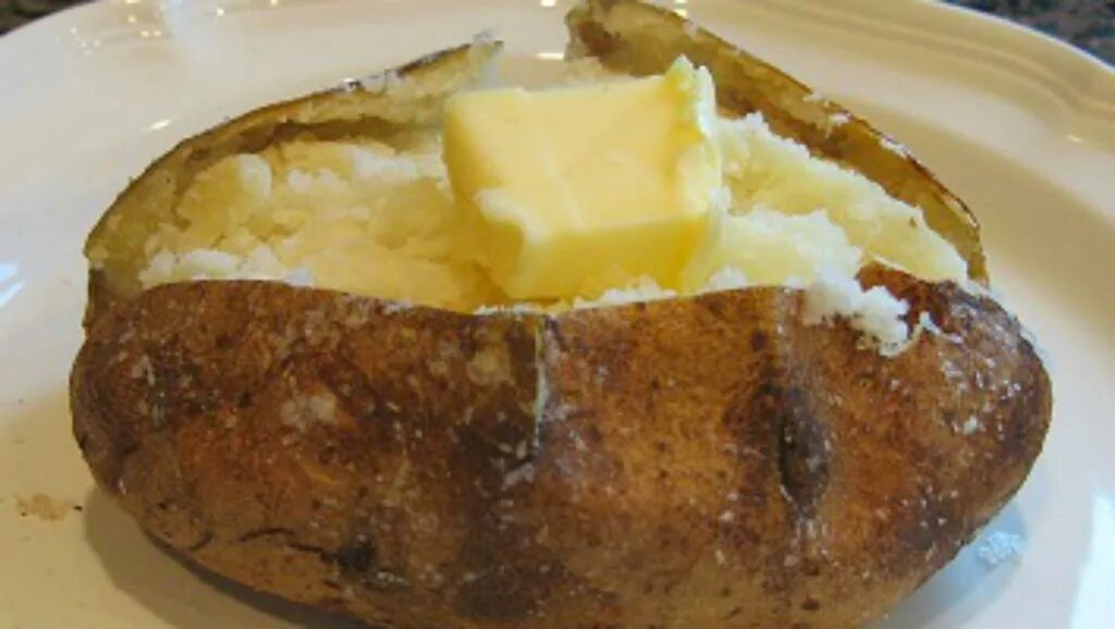 Картофель Печеный в фольге. Крошка картошка в духовке в фольге. Картошка запеченная в духовке в фольге крошка картошка. Картошка печеная в духовке в кожуре в фольге.