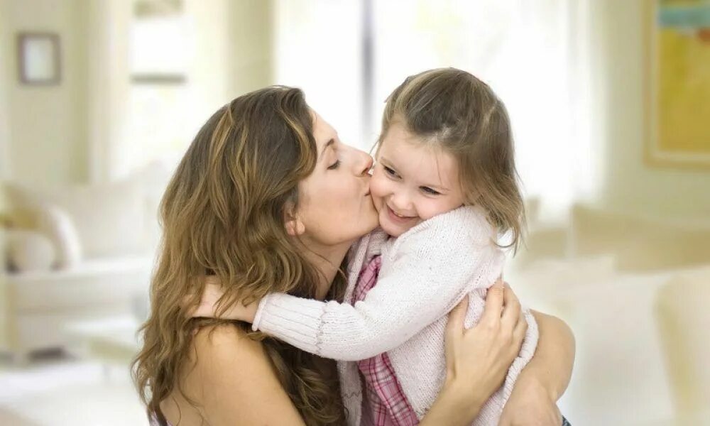 The mother to her. Мать с малолетними дочками. Покажи как выглядит мама. Дети поздравляют маму. Мама с дочкой познакомиться с мужчиной.