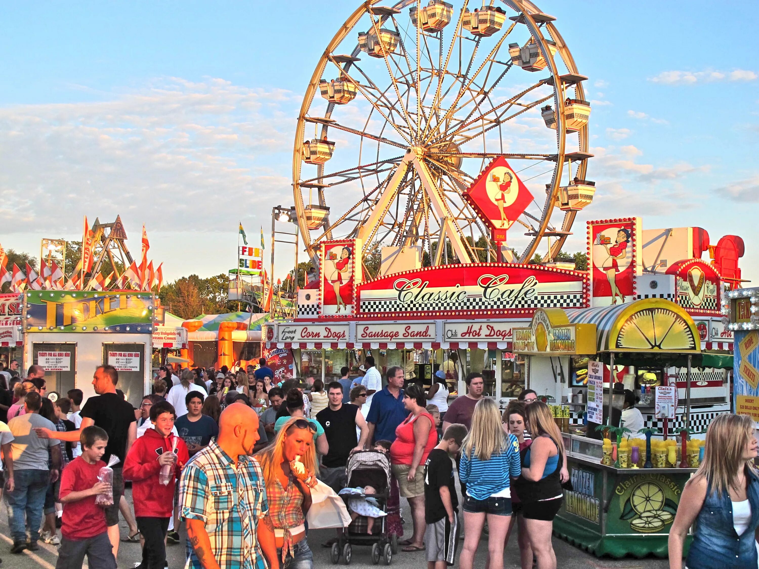 Fun fair. американская ярмарка аттракционы. ярмарочная карусель. Fun fair. ярмарка в парке аттракционов.
