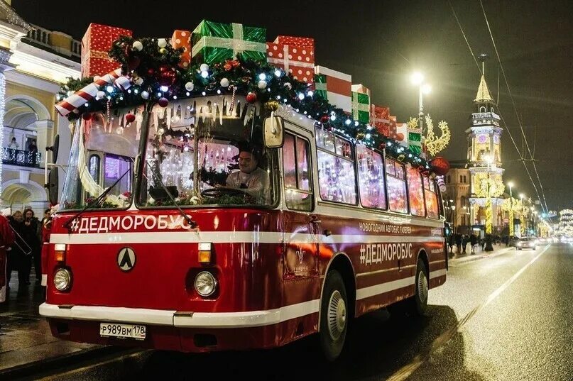 Автобус новый год. Автобус деда мороза. Дедморобус в спб галерея. Новый год для водителей. Автобус новый год.