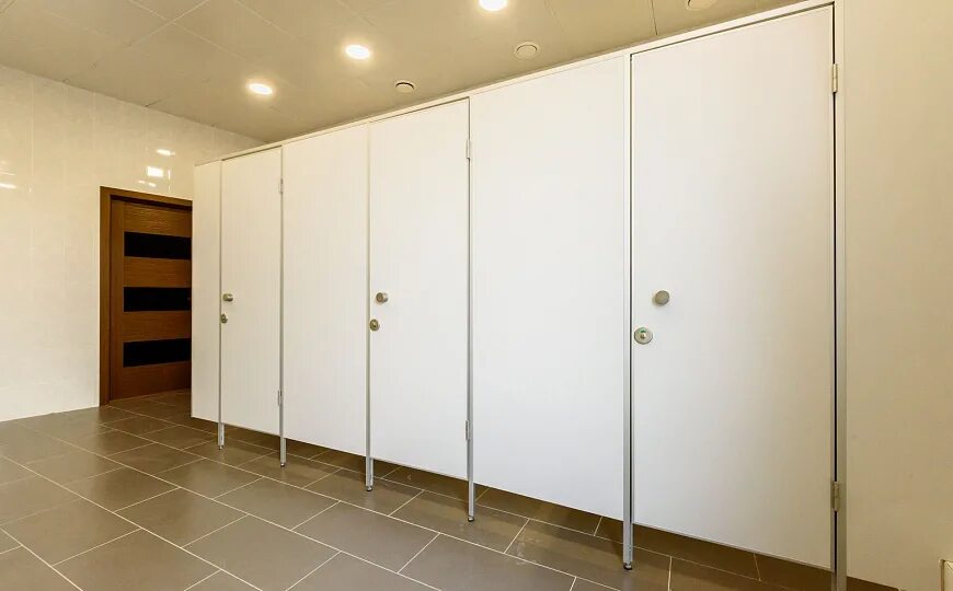 Сантехнические перегородки из hpl пластика. Сантехперегородки из hpl панелей формика 12. Сантехнические перегородки из hpl пластика 2 кабины. Сантехнические кабинки из hpl пластика. Изготовление сантехнических перегородок.