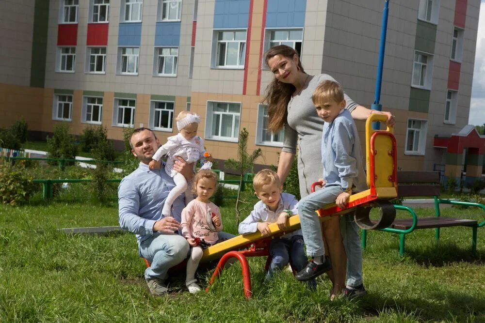 Меры поддержки многодетных семей новости. Дом ребёнка в Костромской области. Семья Кострома. Многодетная семья 3 детей. Семья с 9 детьми в Новосибирске.