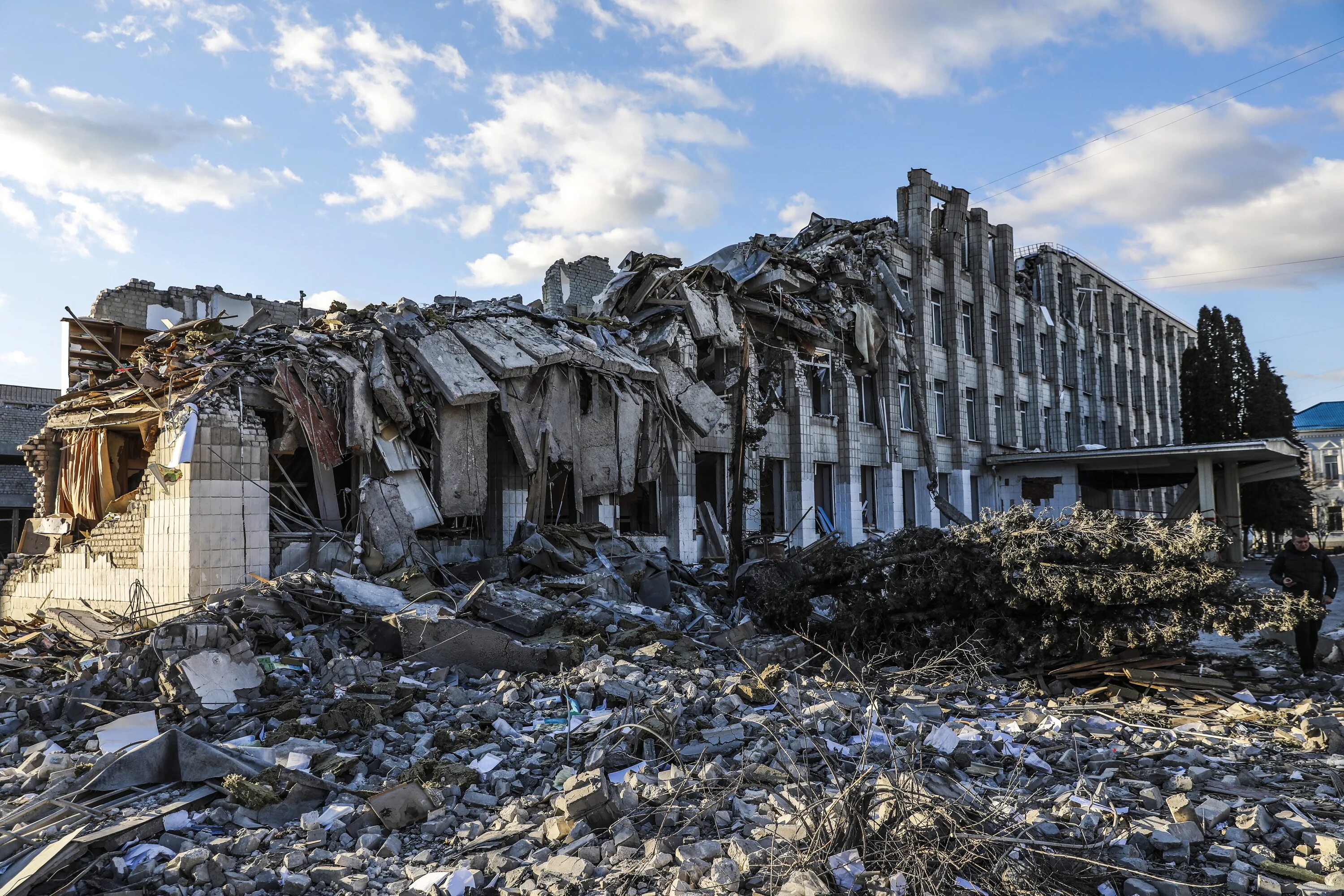 В сильно разрушенных зданиях поражение получают. Разрушенное здание. Разрушенные города Украины. Разрушенные здания в Украине. Разрушенное здание школы.