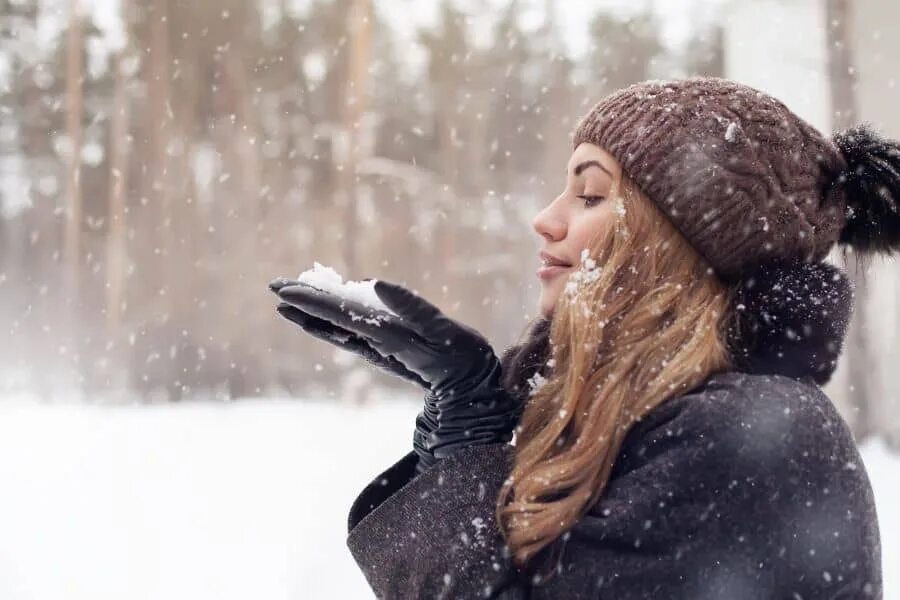 Девушка в снегу. Девушка под снегом. Женщина зимой. Девушка зимой.