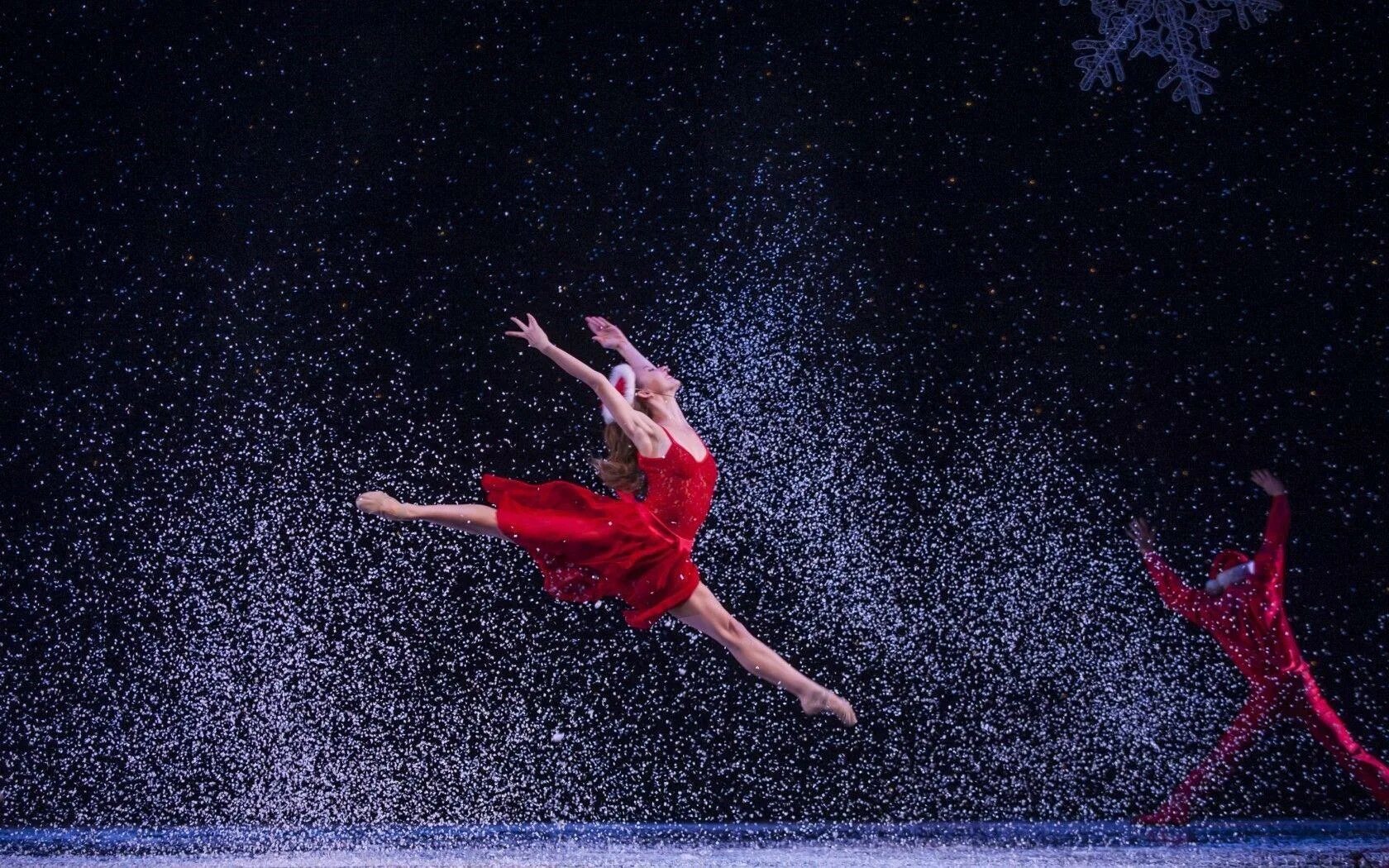 Full dance. Танцоры на сцене. Балерина. Балерина в прыжке. Современный балет.