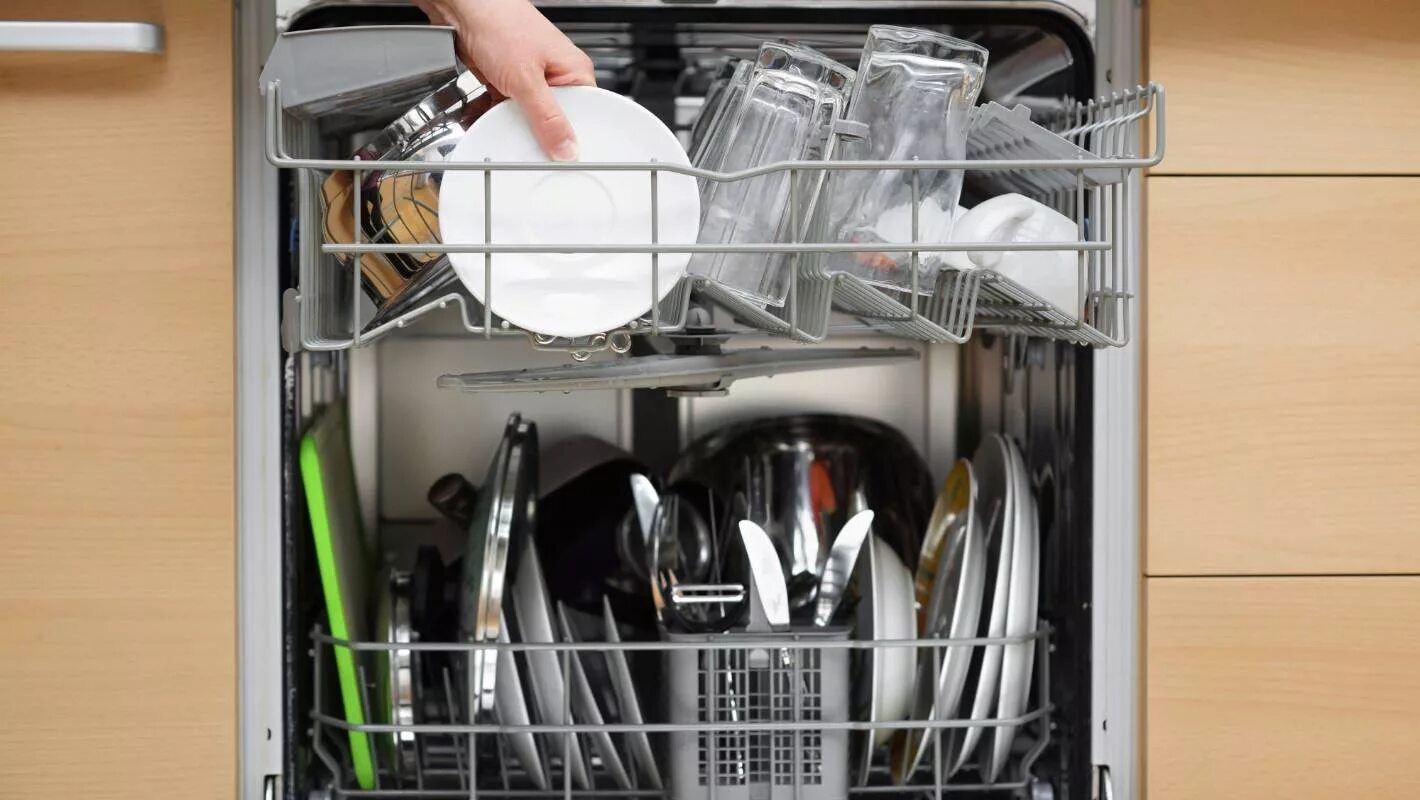 Питание посудомоечной машины машины. Для посудомоечных машин. Посуда в посудомойке. Посуда моющая машина. Правильная загрузка посудомоечной машины.