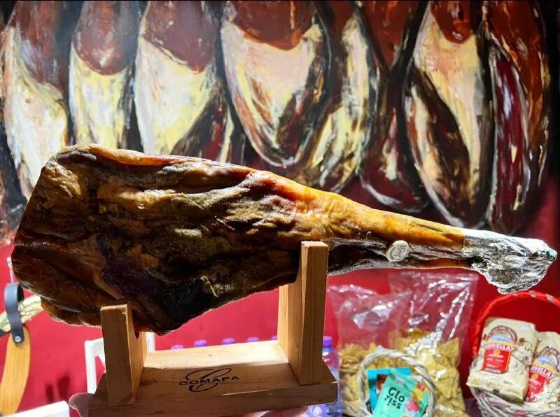 хамон cosido. хамон казань. хамон казань. хамон на подставке. упакованный хамон в пакете.