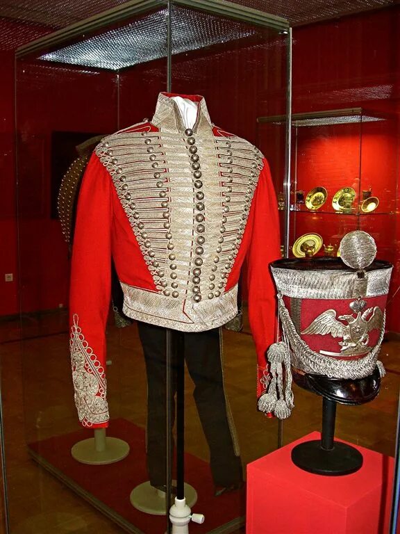 Гтк гусар. Гусарский доломан 1812. гусарский кивер 1812. гусарский вицмундир 1812 года. кивер лейб гвардии 1812.