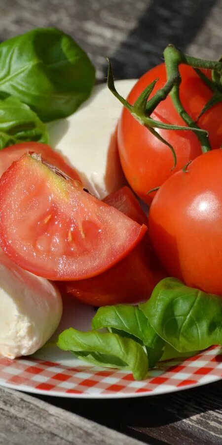 Помидоры. Помидоры и зелень. Огурцы и помидоры. Сырые овощи. 8 tomatoes