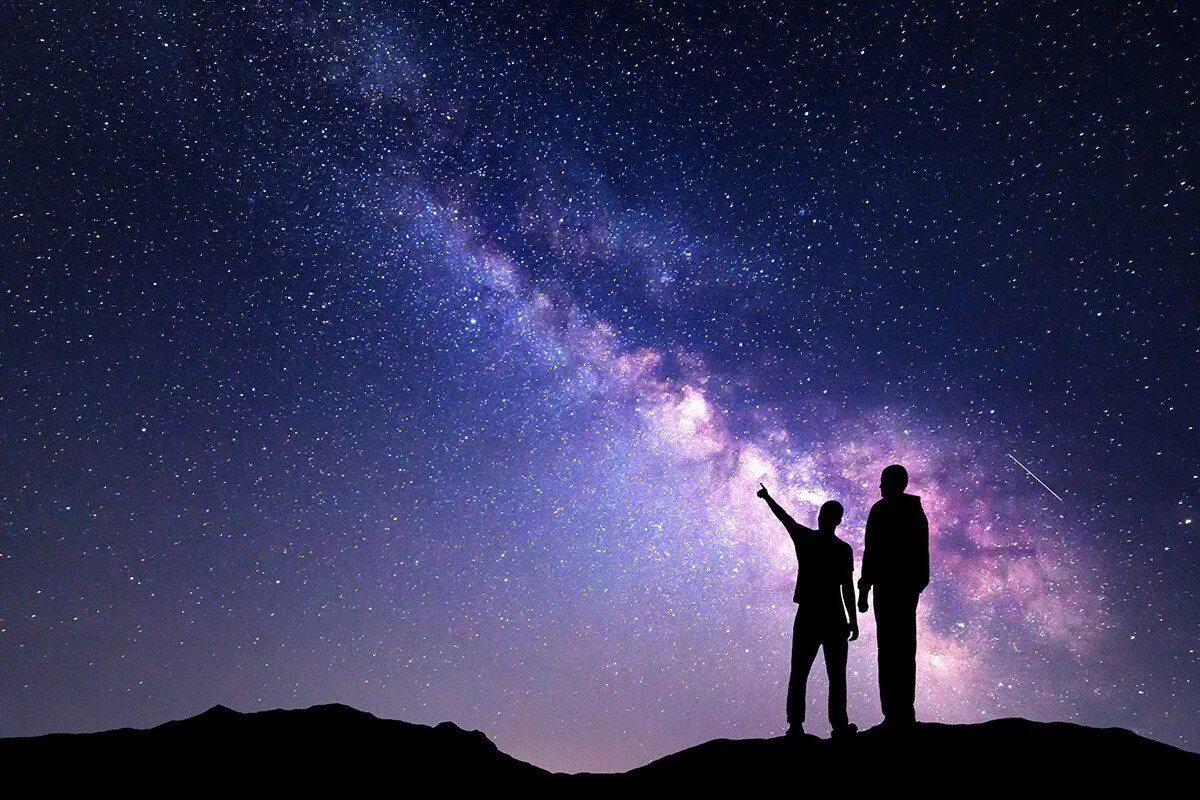 Look the sky is was. Звездное небо и человек. Звезда с неба. Под звездами. Человек в космосе.