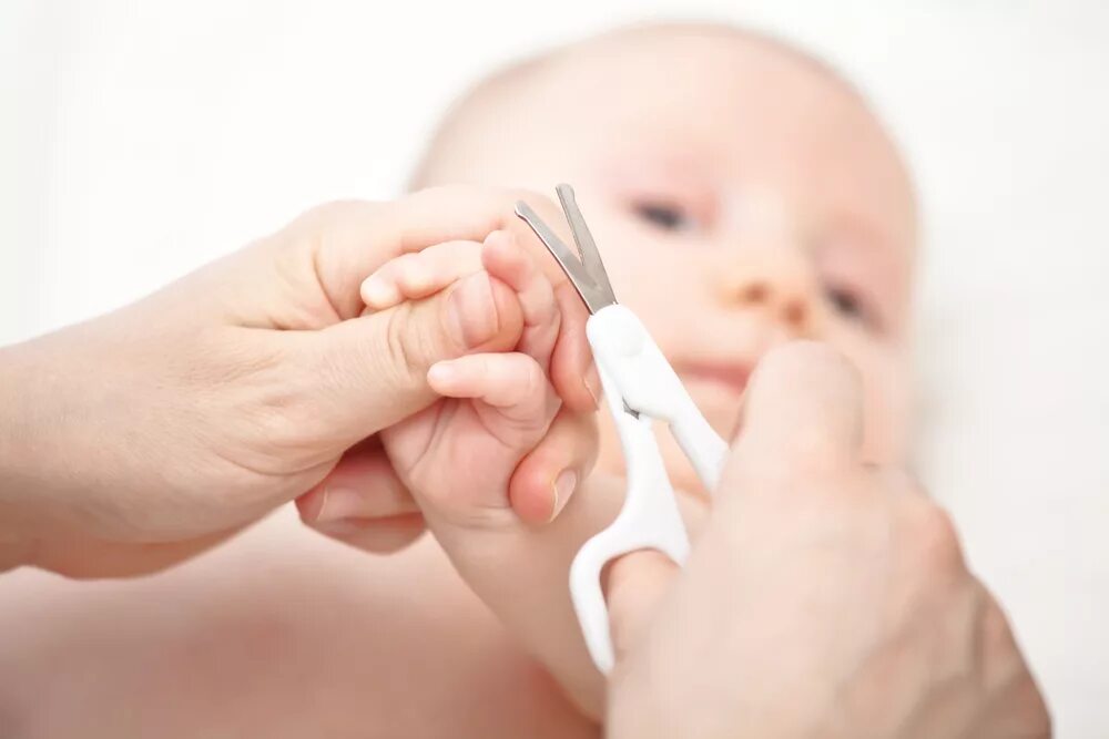 Как подстричь новорожденного. Стричь ногти новорожденному. Подстригание ногтей новорожденному. Ребенок подстригает ногти. Гигиена ногтей для детей.