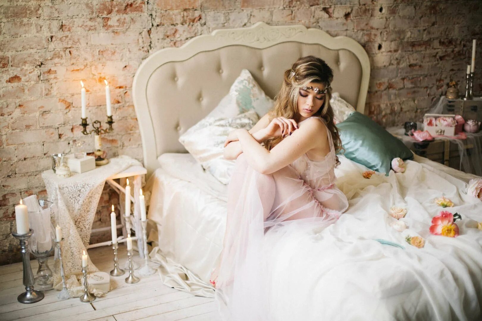 Красивый будуар. Домашняя фотосессия в стиле ню. Будуарная фотография кристи роу. Будуар съемка. Фотосессия на кровати в студии.