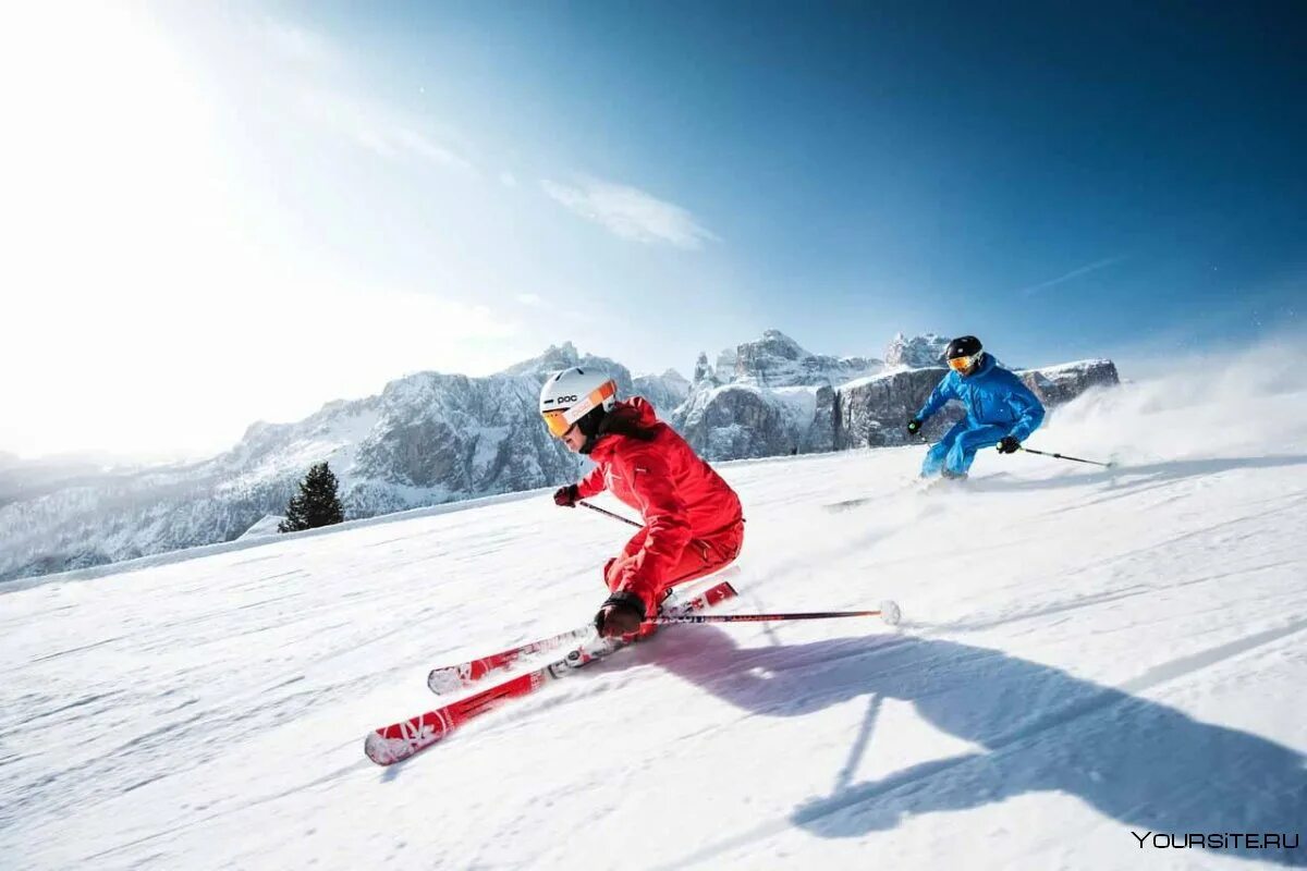 Горнолыжники Альпы. Горные лыжи. Кататься на горных лыжах. Катание на лыжах в горах. Покататься на горнолыжном курорте