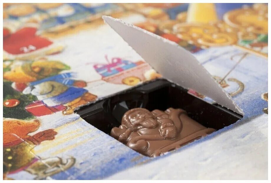 конфеты новогодние в коробке с окошками. коробка конфет с окошками. конфеты с окошками новогодние. коробка конфет с окошками. Advent calendar шоколадный.
