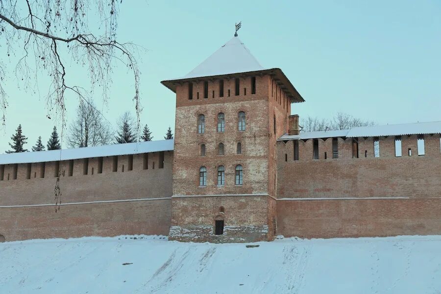 Кто поднял знамя на новгородским кремлем. Златоустовская башня Великий Новгород. Златоустовская башня Новгородского Кремля. Златоустовская башня Новгородский Детинец. Новгородский Детинец Великий Новгород.