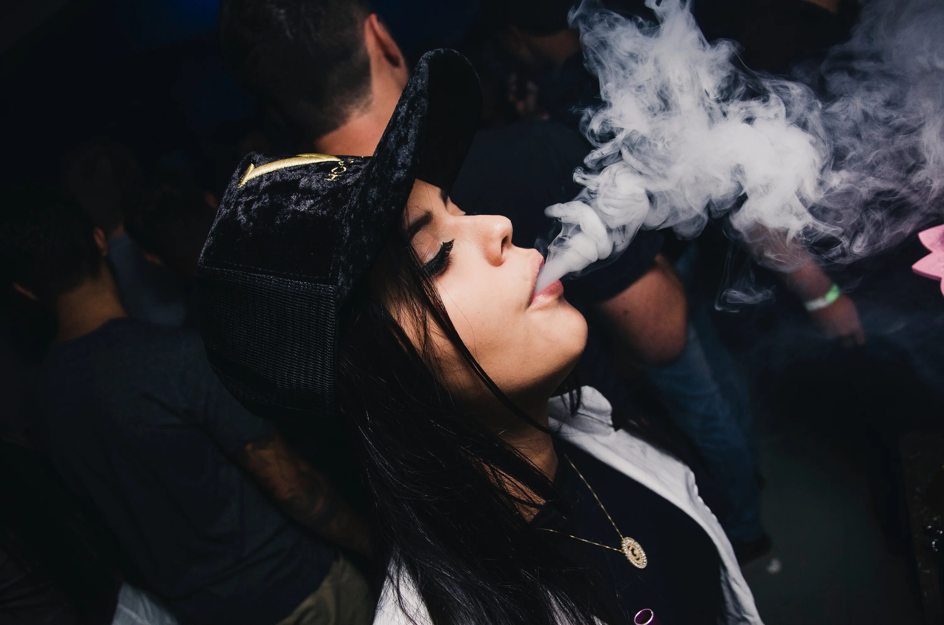 Француз дым. Девушка в дыму. Девушка с кальяном. Курит кальян. Парень и девушка в сигаретном дыму.