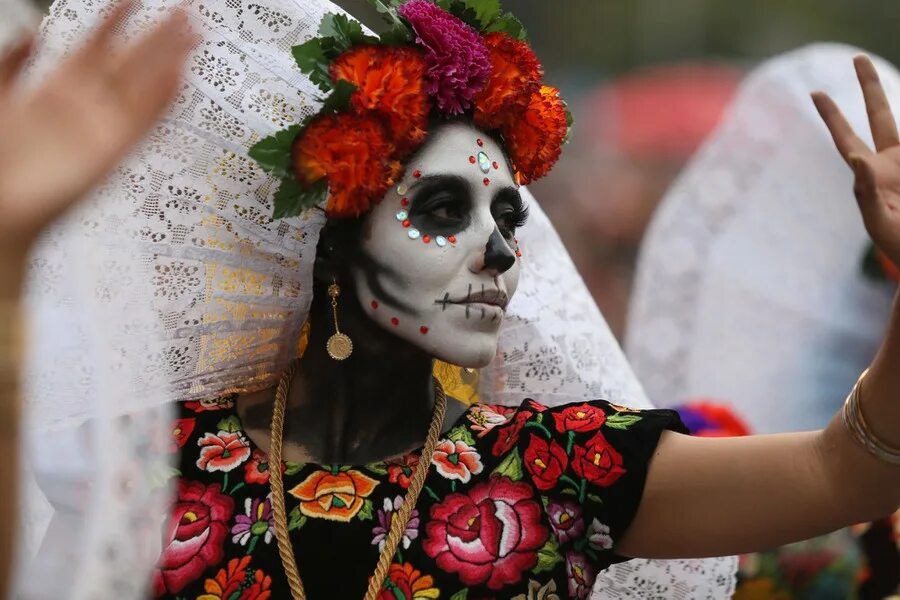 Диа де лос муэртос. Праздник мертвых в мексике. Праздник мертвых в мексике. Праздник мертвых называется. Праздник мертвых в мексике макияж.