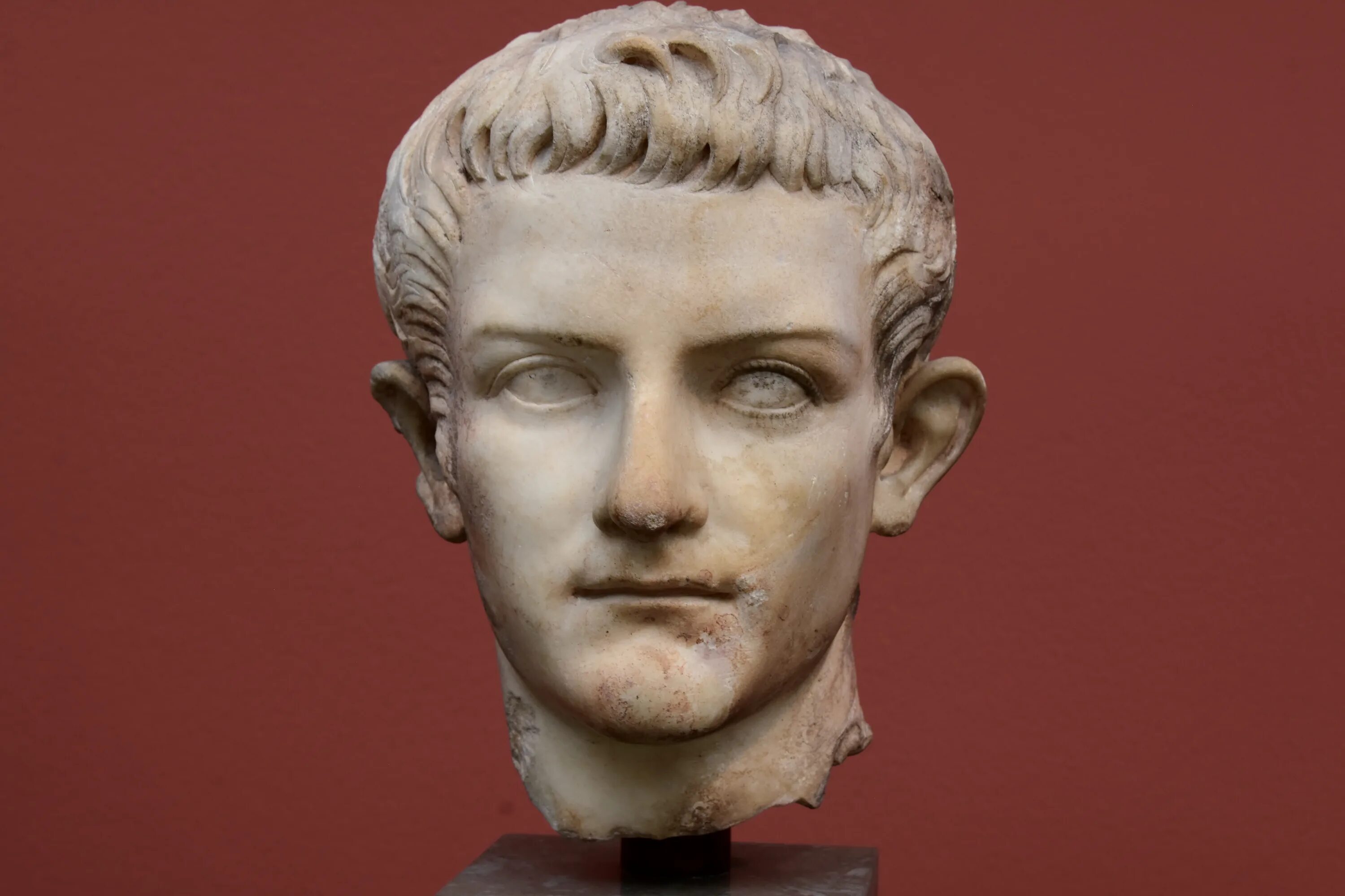 Художественный калигула. Калигула Римский Император. Император калигула скульптура.