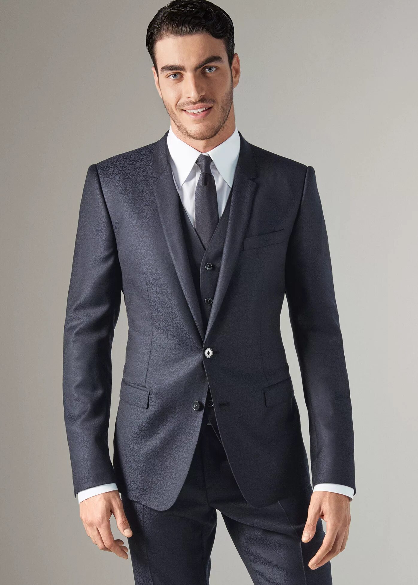 черный костюм. мужские костюмы классика. свадебные костюмы для мужчин. костюм мужской. мужчина в костюме.